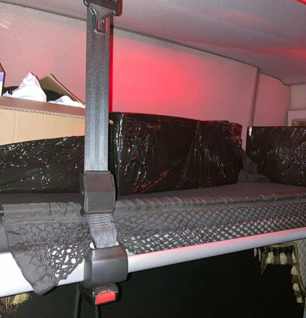 Контрабанда на кордоні: у вантажівці закарпатця знайшли 1000 електронних сигарет (ФОТО)