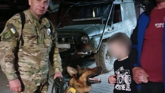 На Ужгородщині 8-річного хлопчика, який заблукав у лісі, знайшли поліцейські та місцеві жителі