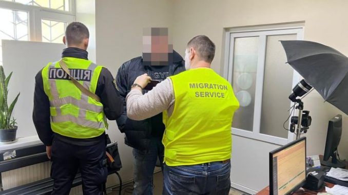 Міграційна служба Закарпаття стягнула понад 25 тисяч гривень штрафів за порушення