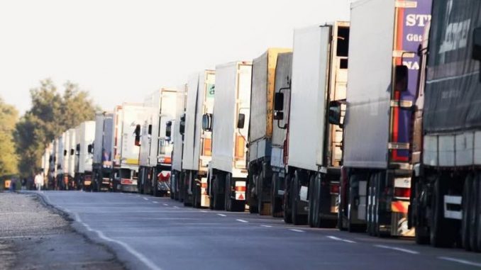 вантажівки на кордоні