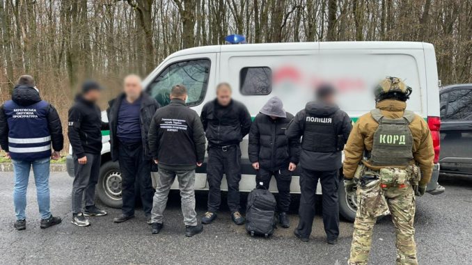На Берегівщині викрили керівника банку, який організував схему перевезення ухилянтів у бронекапсулі інкасаторського авто