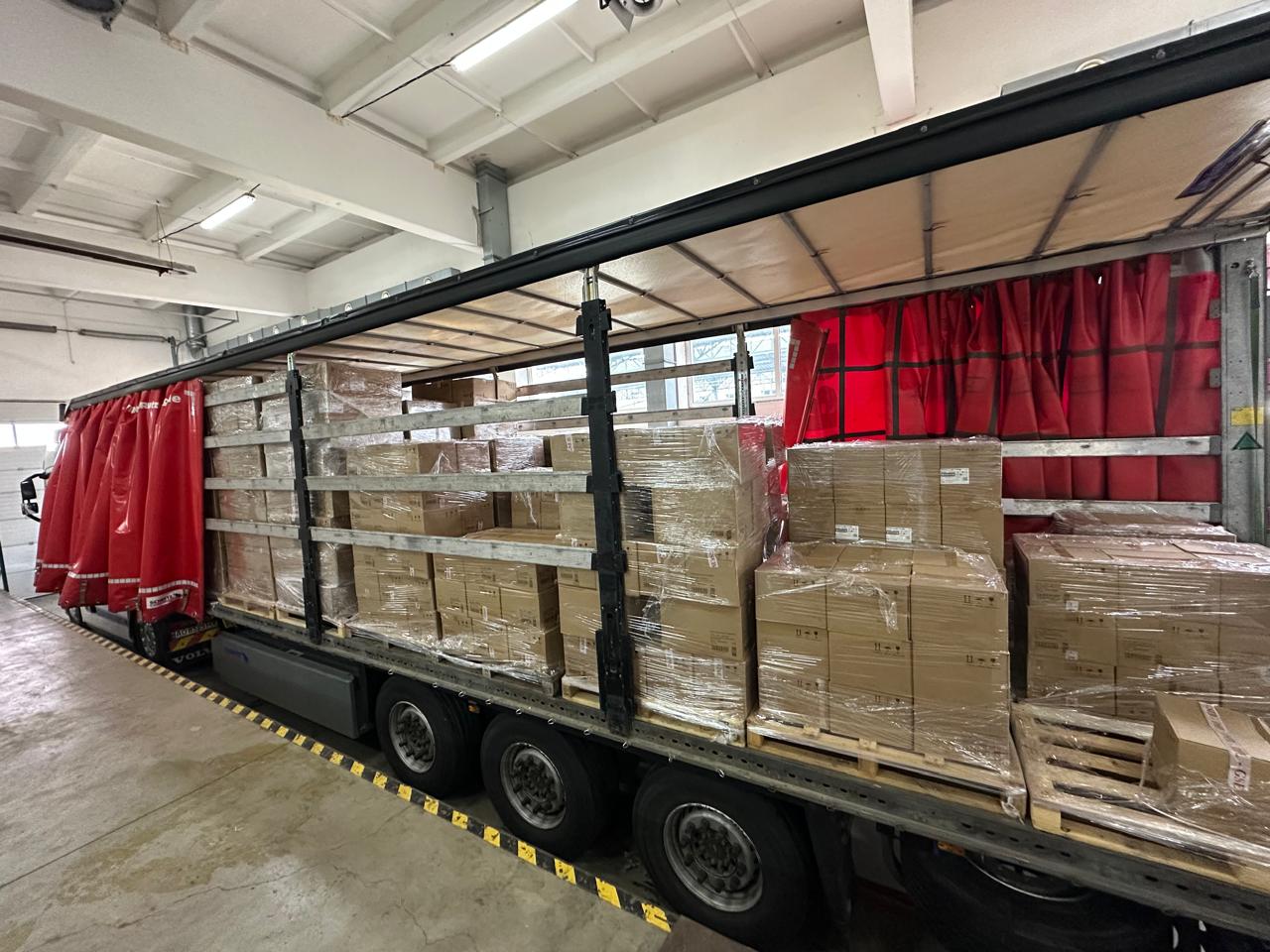 Сховали посуд Tefal на 1,5 млн грн: На Закарпатській митниці викрили спробу приховати імпортний вантаж на кордоні зі Словаччиною