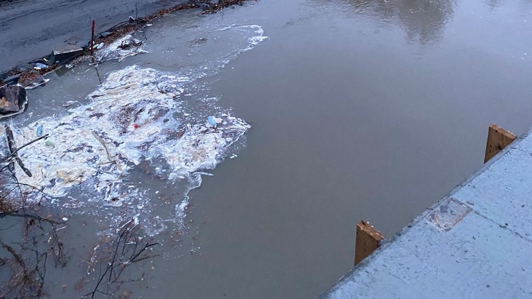 «Труби не справлялися»: На Закарпатті тимчасову переправу між Підполоззям та Жденієвом підтопило, рух призупиняли