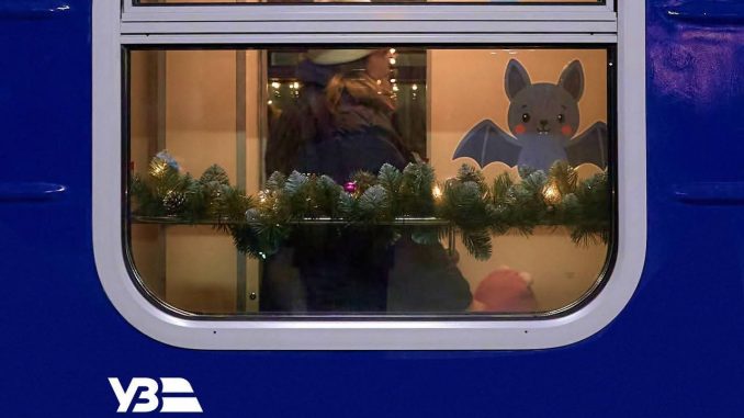 Зимові свята з Укрзалізницею: призначено 16 додаткових поїздів до Карпат та ключових міст