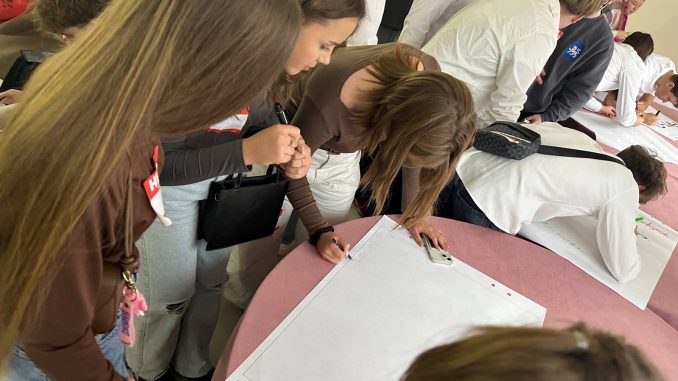 Команда із Закарпаття представила успішну бізнес-ідею виробництва декору на міжрегіональному форумі