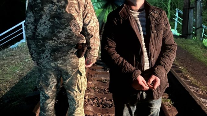 На кордоні з Угорщиною затримали іноземця, який ішов до України залізничною колією