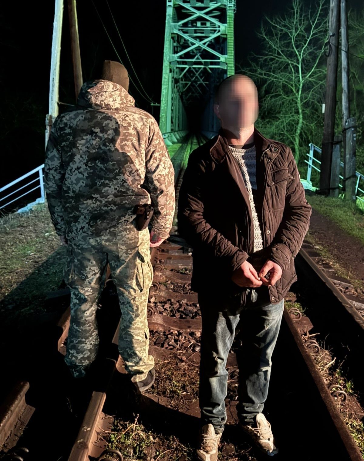 На кордоні з Угорщиною затримали іноземця, який ішов до України залізничною колією