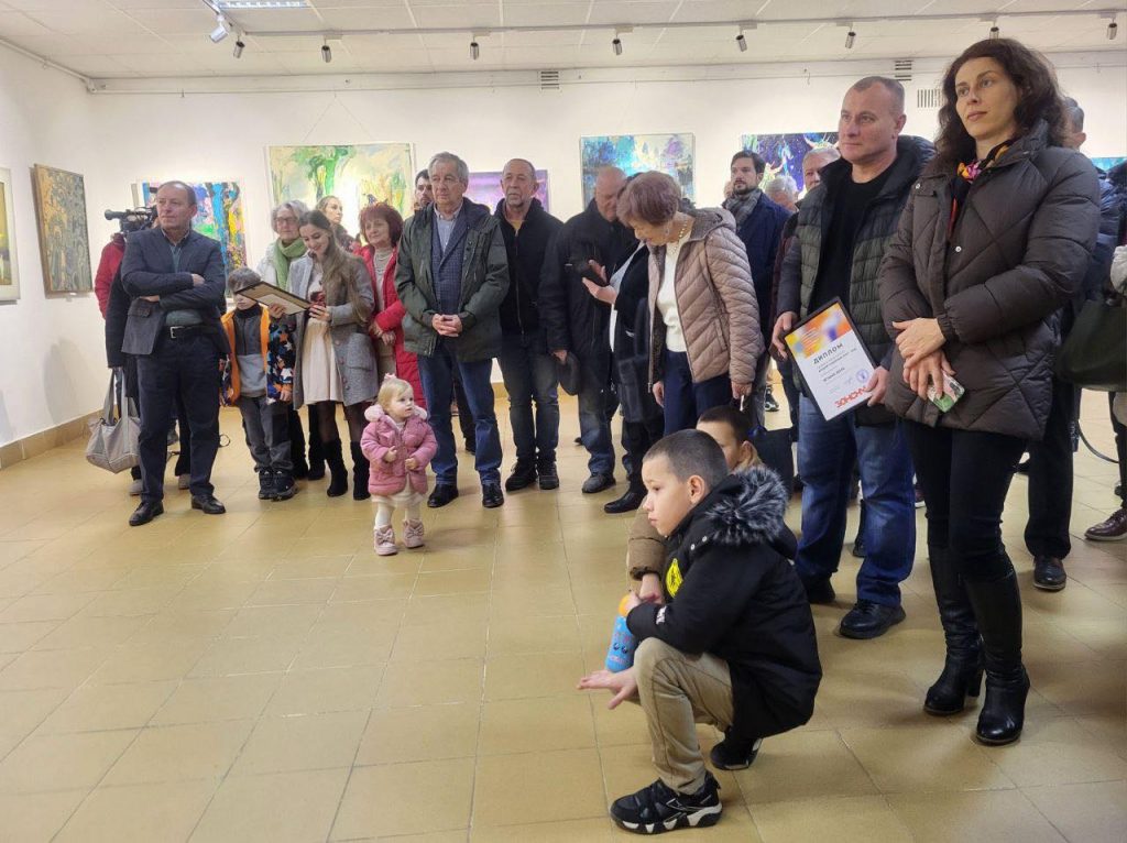 «Коляда» в Ужгороді: святкова виставка 57 митців та імена «Кращих художників року» (ФОТО)