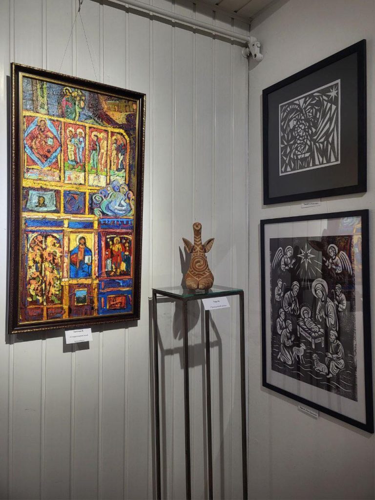 «Коляда» в Ужгороді: святкова виставка 57 митців та імена «Кращих художників року» (ФОТО)