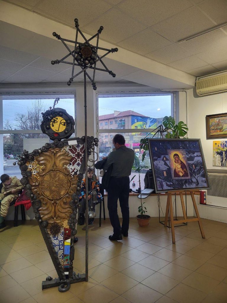 «Коляда» в Ужгороді: святкова виставка 57 митців та імена «Кращих художників року» (ФОТО)