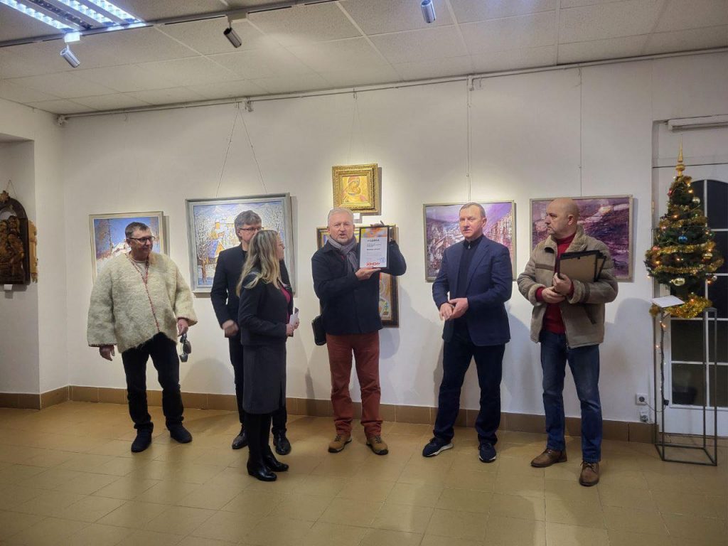 «Коляда» в Ужгороді: святкова виставка 57 митців та імена «Кращих художників року» (ФОТО)