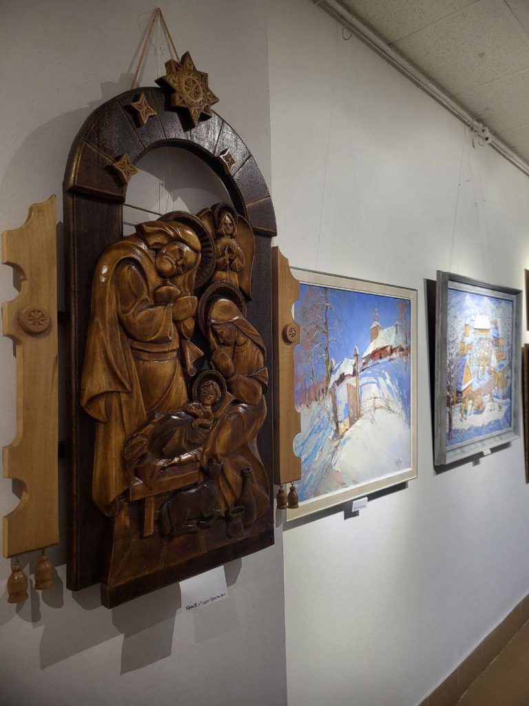 «Коляда» в Ужгороді: святкова виставка 57 митців та імена «Кращих художників року» (ФОТО)