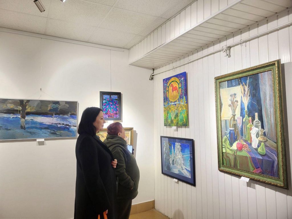 «Коляда» в Ужгороді: святкова виставка 57 митців та імена «Кращих художників року» (ФОТО)