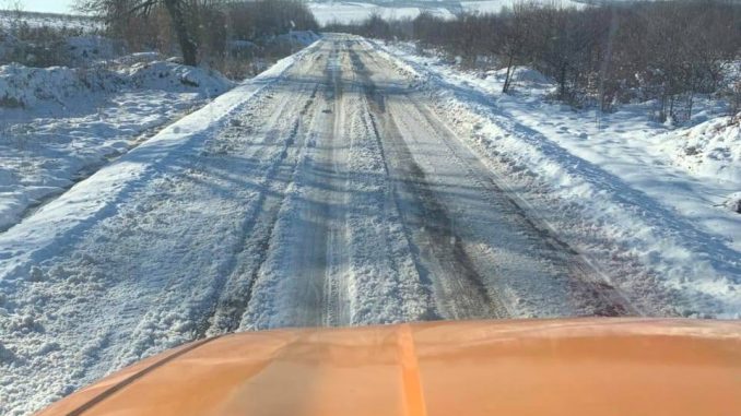 Снігоочисна техніка на дорогах: список маршрутів, де тривають роботи 17 січня